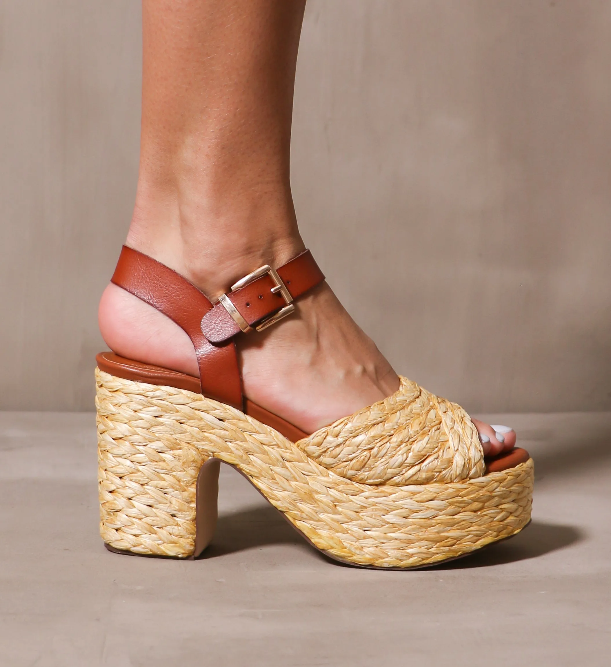 STRAW ATTENTION PLATFORM SANDAL