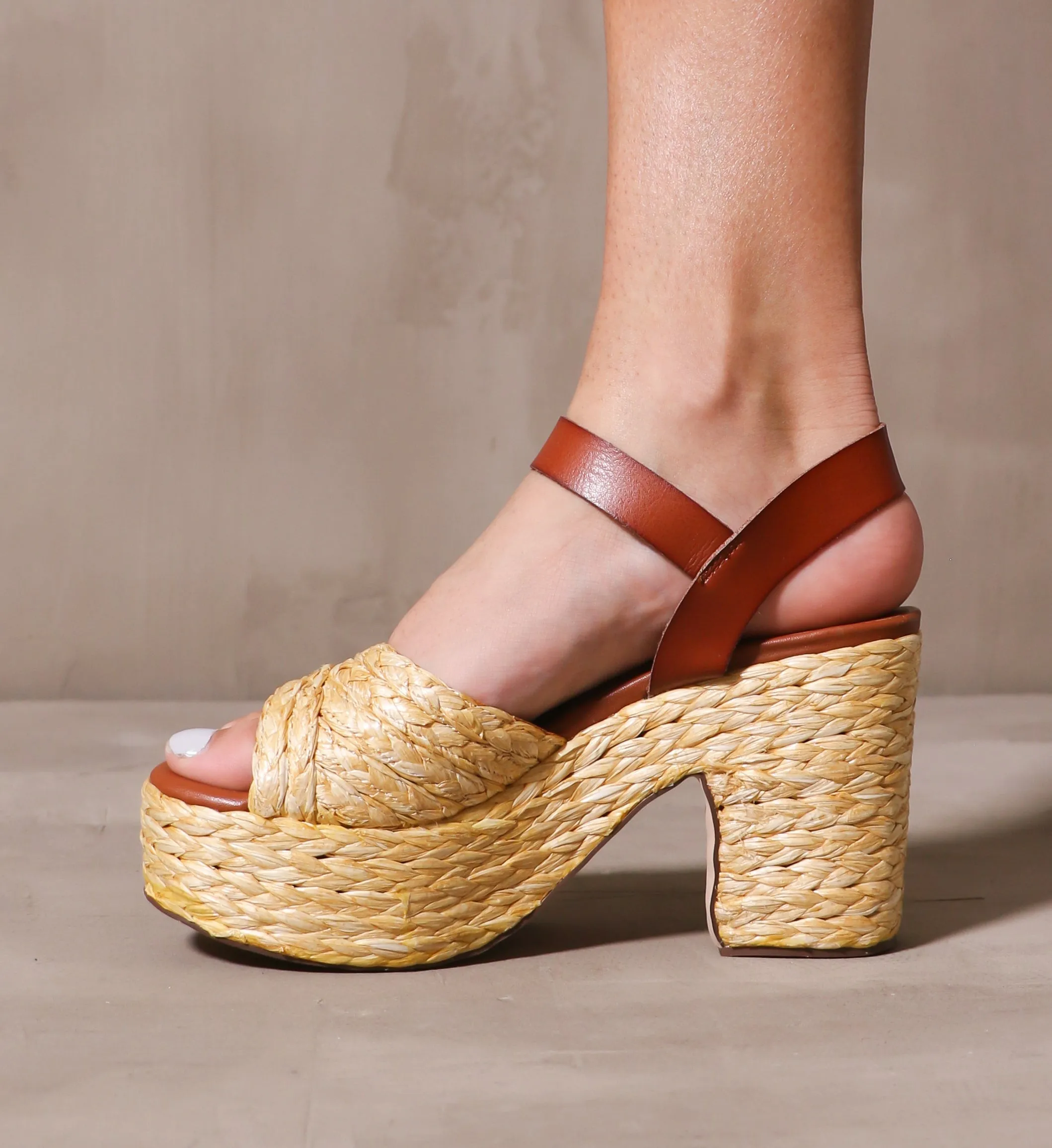 STRAW ATTENTION PLATFORM SANDAL